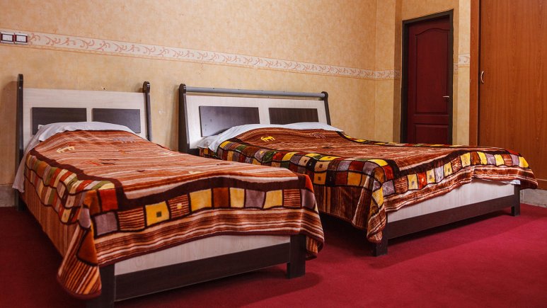 اتاق سه تخته 2 هتل صدرا شیراز